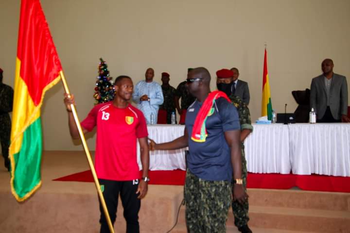CAN 2021 : le Syli a reçu le drapeau des mains du colonel Mamady Doumbouya  (Photos) - Guineefoot